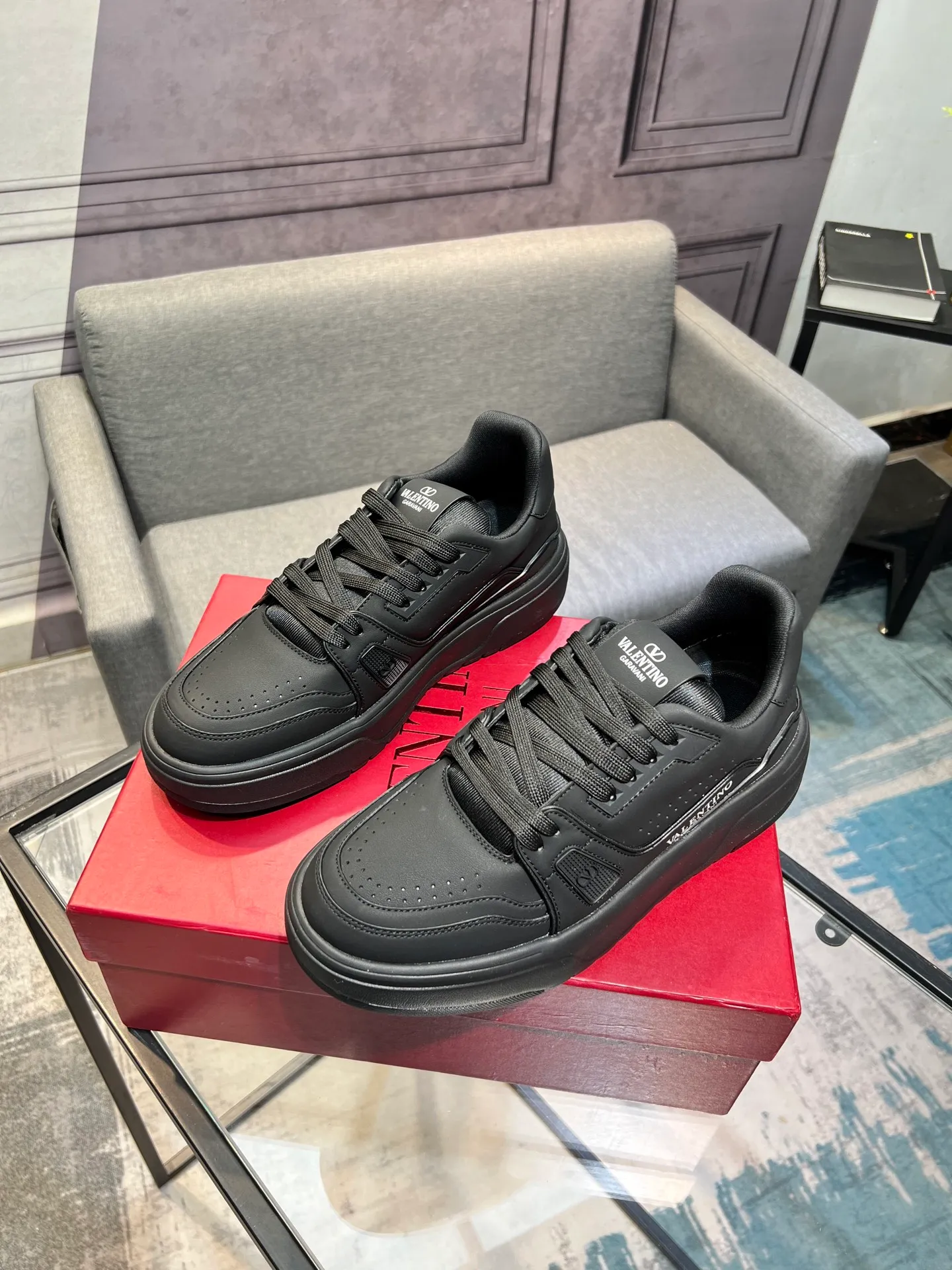 Men's men's shoes 💰660 𝑽𝒂𝒍𝒆𝒏𝒕𝒊𝒏𝒐 Valentino 𝑶𝒏𝒆𝑺𝒕𝒖𝒅 Couple's sneaker series Valentino 2025 latest couple's sneakers, celebrity style, hot sale. The original ZP was purchased and dismantled. Repeated pattern making and modification. I strive to restore the original version 1:1! Top luxury masterpiece, soft and comfortable, combining fashion and leisure, bringing excellent elegant texture and excellent on-foot comfort. Top purchase version upper: imported calfskin surface/original oil edge craftsmanship. Inner: water-dyed cowhide lining. Outsole: original development 𝐓𝐏𝐔 two-color combination outsole. Packaging: original configuration complete package. Code number: 35-44 yards. 34.45 can be customized. Can be customized (self-labeled-no label) order.